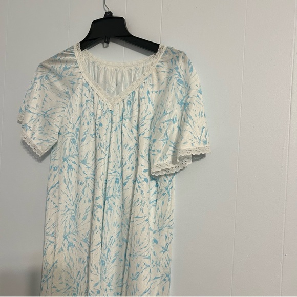 Vintage Gotham New York‎ medium, White and Blue Floral Nightgown - Picture 3 of 11